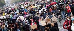 Mit Schirm und Abstand: Klimastreikende am Freitag auf der Straße des 17. Juni.