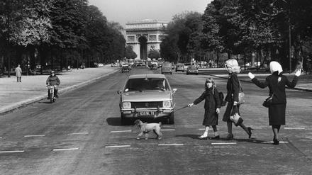 Und irgendwo auch der Arc de Triomphe: Szene in der Avenue Foch.