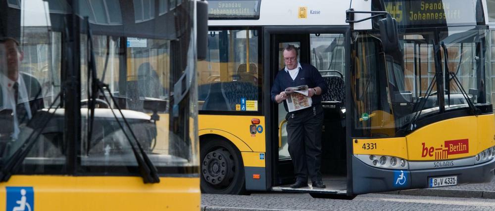 Ein Busfahrer der BVG auf dem BVG Bahnhof am Zoologischen Garten in Berlin