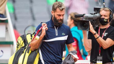 Benoit Paire verlässt den Center Court in Hamburg nach seiner Aufgabe.