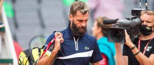 Benoit Paire verlässt den Center Court in Hamburg nach seiner Aufgabe.