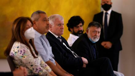 Angehörige der Toten von Hanau lauschen der Rede des Bundespräsidenten. Unter ihnen auch der Bundesinneminister, Horst Seehofer (CSU)