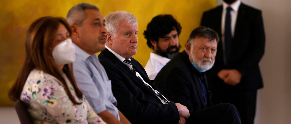 Angehörige der Toten von Hanau lauschen der Rede des Bundespräsidenten. Unter ihnen auch der Bundesinneminister, Horst Seehofer (CSU)
