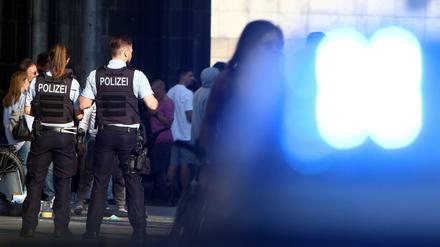Einsatzkräfte haben es fast immer eilig. Die Unfallzahlen von Polizei und Feuerwehr zeigen die Risiken.