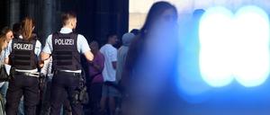Einsatzkräfte haben es fast immer eilig. Die Unfallzahlen von Polizei und Feuerwehr zeigen die Risiken.