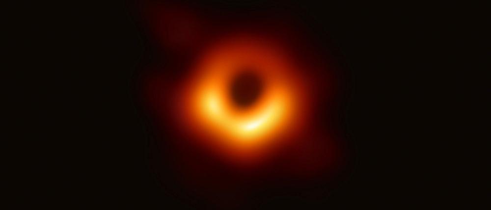 Dieses Bild ist der erste direkte visuelle Nachweis eines schwarzen Lochs. Das besonders massereiche Exemplar steckt im Zentrum der Galaxie Messier 87 und wurde mit dem Event Horizon Telescope (EHT) aufgenommen, einem Netzwerk von acht bodengebundenen, über den ganzen Globus verteilten Radioteleskopen.
