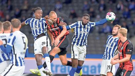 Der sitzt. Bas Dost (Mitte) setzt sich gegen die Herthaner Dedryck Boyata (li.) und Jordan Torunarigha (re.) durch und köpft zum 2:0 für die Eintracht ein. 