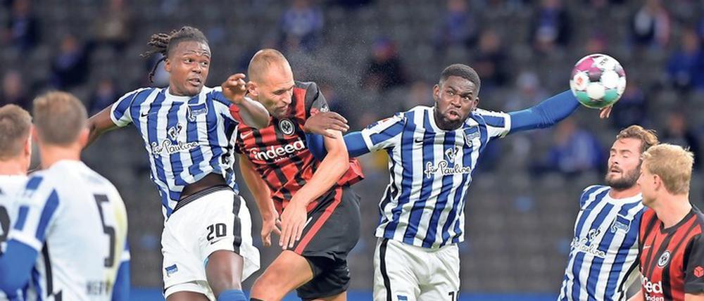 Der sitzt. Bas Dost (Mitte) setzt sich gegen die Herthaner Dedryck Boyata (li.) und Jordan Torunarigha (re.) durch und köpft zum 2:0 für die Eintracht ein.