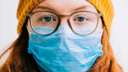 Mütze und Maske - im Herbst und Winter 2020 Alltag.