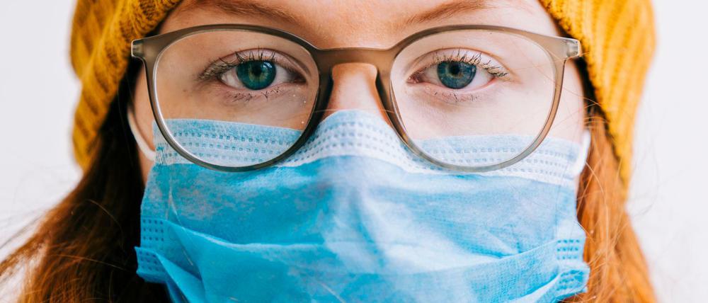 Mütze und Maske - im Herbst und Winter 2020 Alltag.