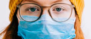 Mütze und Maske - im Herbst und Winter 2020 Alltag.
