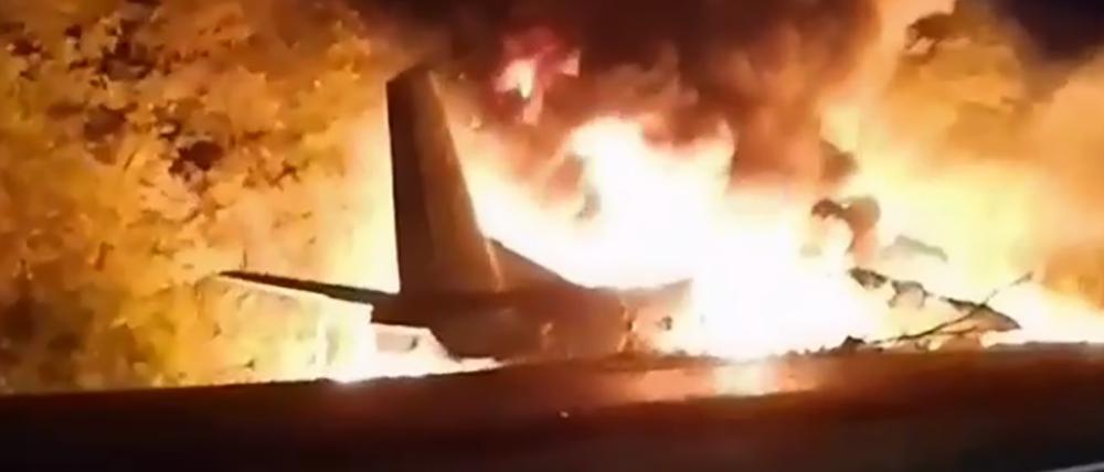 Beim Absturz eines Militärflugzeugs im Osten der Ukraine sind nach Angaben der Regierung in Kiew mindestens 20 Menschen getötet worden.