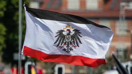Die Reichsflagge ist immer wieder auf Kundgebungen der Reichsbürger zu sehen. 