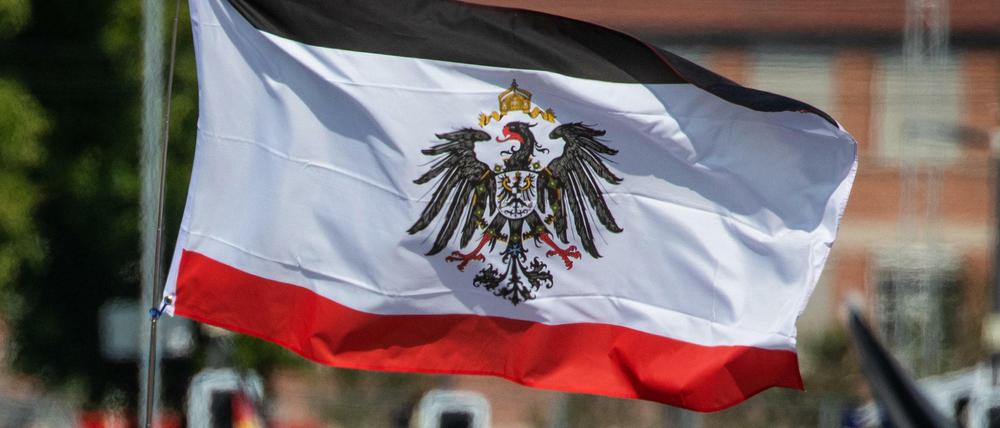 Die Reichsflagge ist immer wieder auf Kundgebungen der Reichsbürger zu sehen.