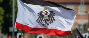 Die Reichsflagge ist immer wieder auf Kundgebungen der Reichsbürger zu sehen. 