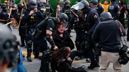 In Louisville gerieten Demonstranten und Polizisten aneinander. 