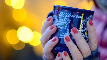 Für Schausteller sind Weihnachtsmärkte zu einer Haupteinnahmequelle geworden – dazu gehört auch der Glühwein-Verkauf. (Archivbild)