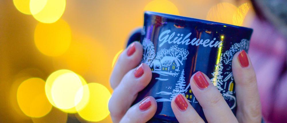 Für Schausteller sind Weihnachtsmärkte zu einer Haupteinnahmequelle geworden – dazu gehört auch der Glühwein-Verkauf. (Archivbild)