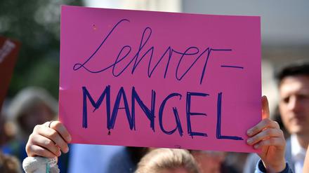 In Berlin fehlen fast dreimal so viele Lehrer wie anfangs gedacht.
