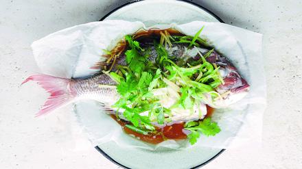 Gedämpfter Fisch aus dem Kochbuch "Chinesisch kochen für Einsteiger"