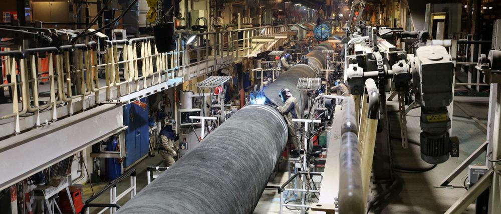 An Bord des Verlegeschiffes "Audacia" werden im Fließbandverfahren Rohre für die Gaspipeline Nord Stream 2 verschweißt und auf dem Grund der Ostsee verlegt.