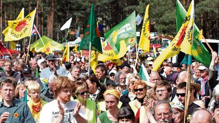 Identitätsstiftende Zeichen und Symbole. Eine Demonstration im Jahr 2012 vor dem Erkundungsbergwerk in Gorleben.