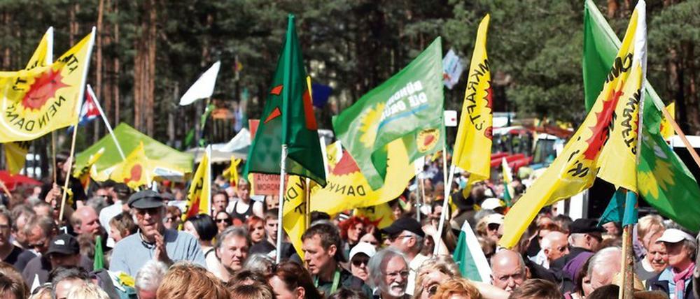 Identitätsstiftende Zeichen und Symbole. Eine Demonstration im Jahr 2012 vor dem Erkundungsbergwerk in Gorleben.