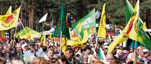 Identitätsstiftende Zeichen und Symbole. Eine Demonstration im Jahr 2012 vor dem Erkundungsbergwerk in Gorleben.