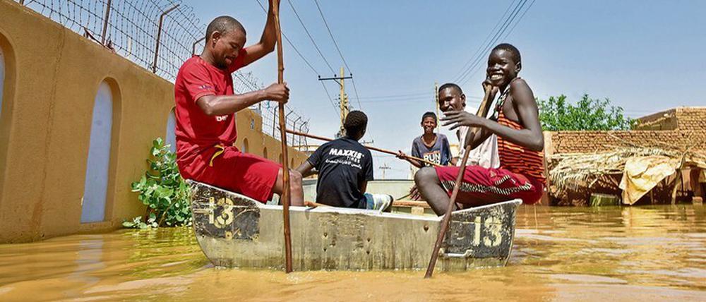 Land unter.  Tausende Straßen sind in Ländern wie dem Sudan nur noch mit Booten zu befahren.
