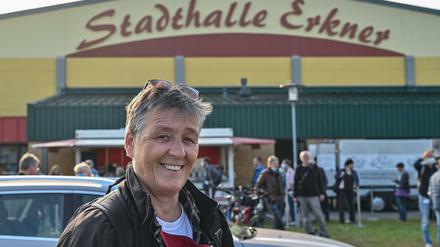 Ort des Geschehens: Die Stadthalle in Erkner. Im Vordergrund die Chefin der Bürgerinitiative Grünheide, Manuela Hoyer. 