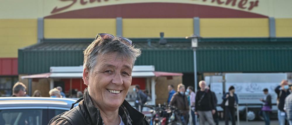Ort des Geschehens: Die Stadthalle in Erkner. Im Vordergrund die Chefin der Bürgerinitiative Grünheide, Manuela Hoyer.