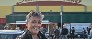 Ort des Geschehens: Die Stadthalle in Erkner. Im Vordergrund die Chefin der Bürgerinitiative Grünheide, Manuela Hoyer.