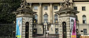 Noch ist der Haupteingang der Humboldt-Universität zu Berlin gesperrt. .