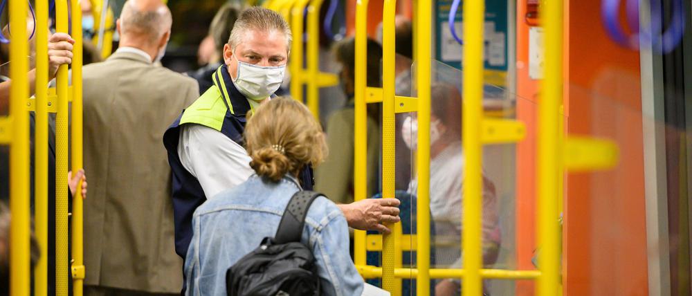 Ein Mitarbeiter der Frankfurter Verkehrsbetriebe kontrolliert einen Fahrgast.