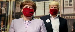 Die Figuren von Angela Merkel und Donald Trump tragen im Wachsfiguren Kabinett Madame Tussauds Mund-Nasen-Schutze.