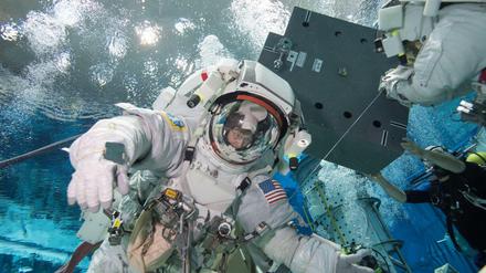 Im Wasserbecken simulieren die Astronauten die Schwerelosigkeit.