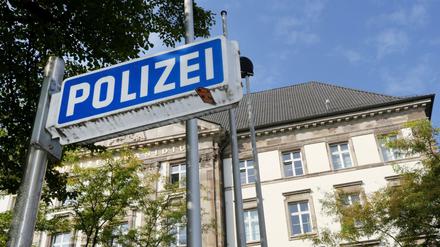 Ein Polizeischild steht vor dem Polizeipräsidium Essen. 