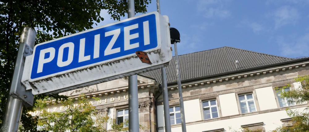 Ein Polizeischild steht vor dem Polizeipräsidium Essen.