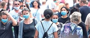In der Kölner Innenstadt tragen schon jetzt einige Besucher im Freien Masken. 