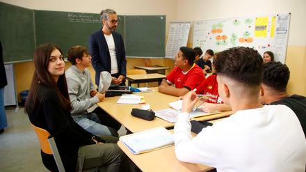 An der Ernst-Schering-Schule wird Aufklärung über jüdisches Leben sehr ernst genommen. Der Pädagoge André Barth (stehend) hat daran großen Anteil.
