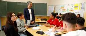 An der Ernst-Schering-Schule wird Aufklärung über jüdisches Leben sehr ernst genommen. Der Pädagoge André Barth (stehend) hat daran großen Anteil.