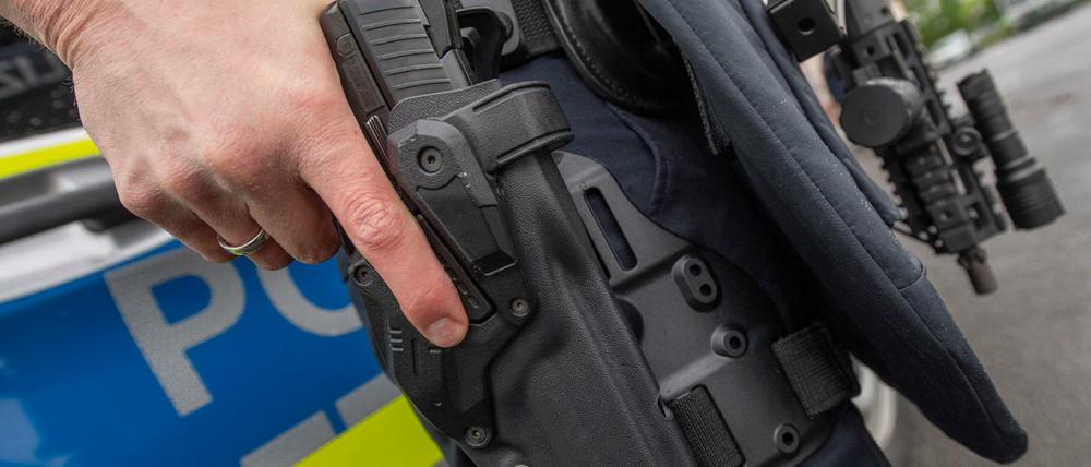 Waffe ja, Smartphone nein? Die Polizei wartet seit Jahren auf einheitliche Ausstattung mit IT.