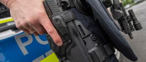 Waffe ja, Smartphone nein? Die Polizei wartet seit Jahren auf einheitliche Ausstattung mit IT. 