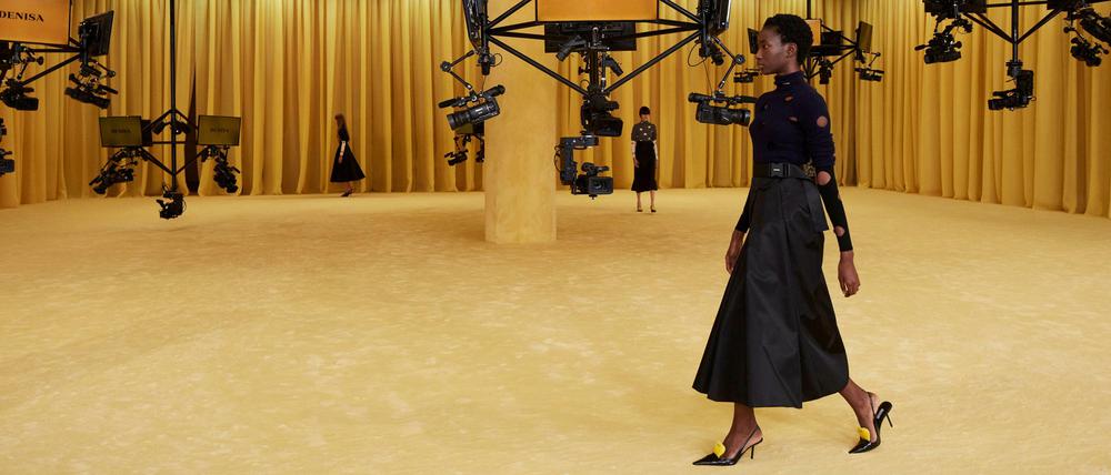 Auf einer buttergelben Wolke wurde die neue Prada-Uniform präsentiert.
