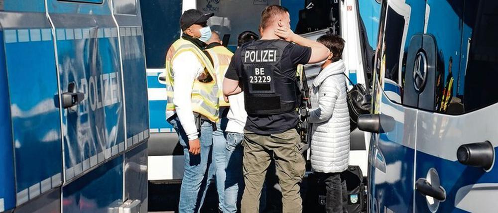 Polizisten sollen nach der Rechtsreform künftig mit Bodycams ausgestattet werden, um ihre Einsätze zu dokumentieren. 