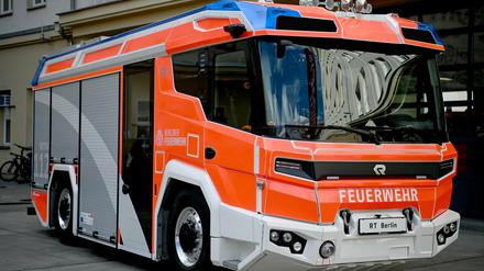 Das Lösch- und Einsatzfahrzeug mit Elektromotor der Firma Rosenbauer steht auf der Feuerwache in Mitte. 