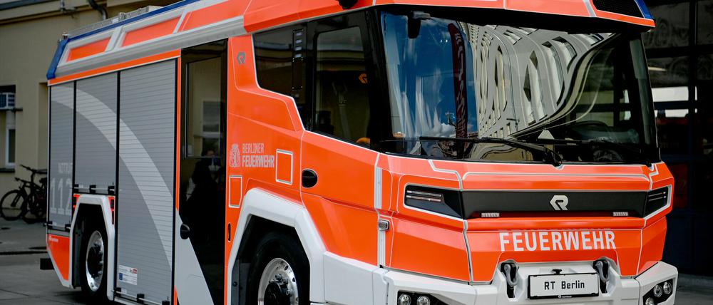Das Lösch- und Einsatzfahrzeug mit Elektromotor der Firma Rosenbauer steht auf der Feuerwache in Mitte. 