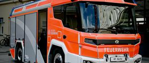 Das Lösch- und Einsatzfahrzeug mit Elektromotor der Firma Rosenbauer steht auf der Feuerwache in Mitte. 