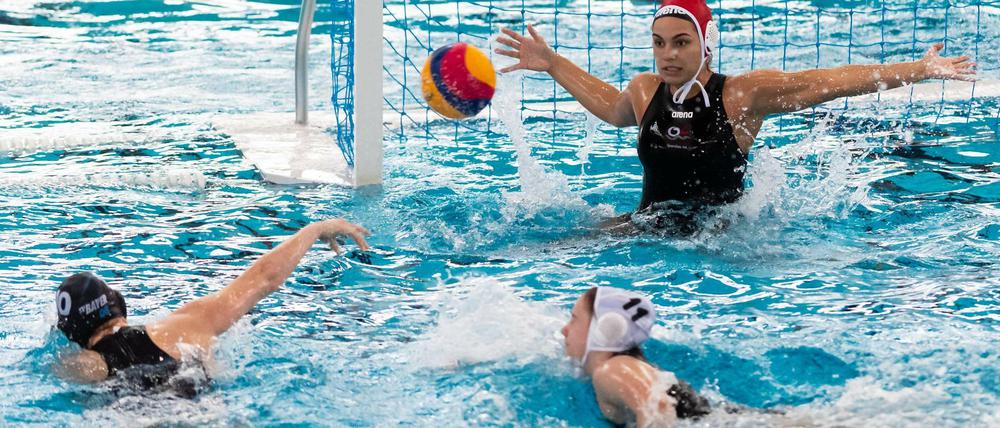 Victoria Chamorro (rote Badekappe), hier in einem Spiel mit Spandau 04 gegen Uerdingen, ist nun für Bayer aktiv. 