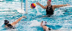 Victoria Chamorro (rote Badekappe), hier in einem Spiel mit Spandau 04 gegen Uerdingen, ist nun für Bayer aktiv.